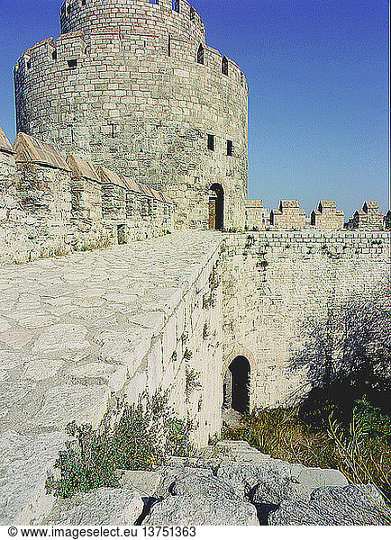 Während der jahrhundertelangen türkischen Herrschaft über die Stadt Konstantinopel wurden viele der ursprünglichen byzantinischen Befestigungsanlagen verändert oder modernisiert  wie zum Beispiel die hier zu sehende Erweiterung der so genannten Sieben-Türme-Burg. Türkei. Byzantinisch. Byzantinische und spätere Ergänzungen. Istanbul.