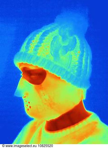 Wärmebild eines jungen Mannes mit bedrohlicher Maske und Strickmütze