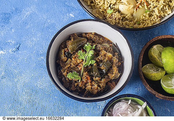 Würzige Auberginensauce zu Reis Biryani