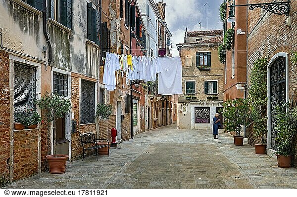 Wäsche auf einer Leine vor den typisch Venezianischen Hausfassaden in der Lagunenstadt Venedig  Venedig  Italien  Europa