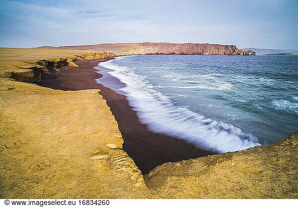 Wüste  die direkt auf das Meer (Pazifischer Ozean) trifft  Nationalreservat Paracas (Reserva Nacional de Paracas)  Ica  Peru
