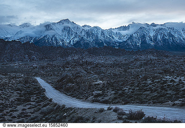 Wüstenfelsen in den Alabama Hills vor dem angrenzenden Amer
