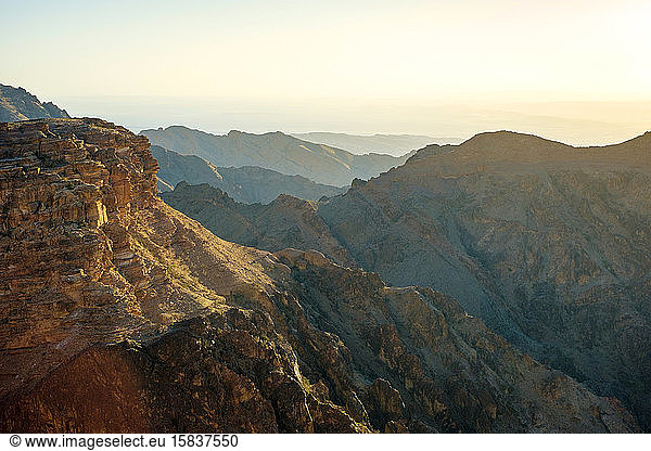 Wüstenlandschaft bei Ad-Deir bei Sonnenuntergang  Petra  Jordanien