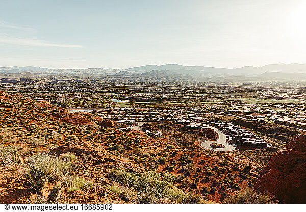 Wüstenlandschaft rund um die Vororte von St. George Utah