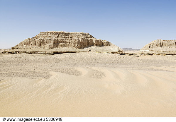 Wüstenlandschaft  Sanddünen zwischen Oase Dakhla und Oase Kharga  Libysche Wüste  Ägypten  Afrika