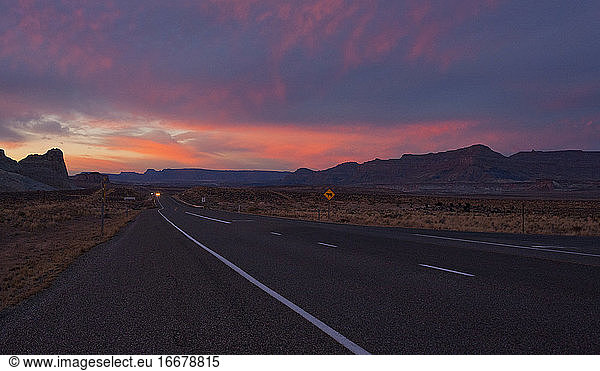 Wüstenstraße bei Sonnenuntergang  Arizona  USA
