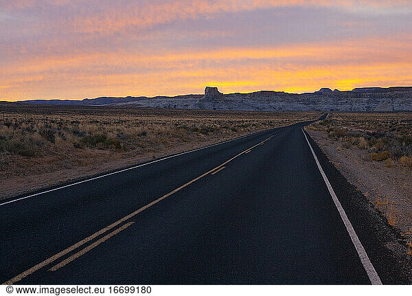 Wüstenstraße bei Sonnenuntergang  Arizona  USA