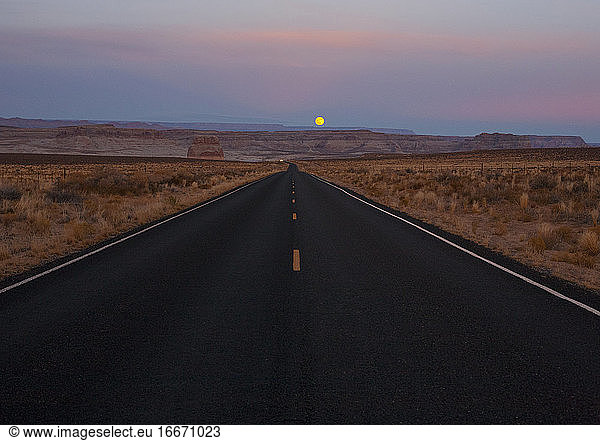 Wüstenstraße in der Abenddämmerung mit Mondaufgang  Arizona  USA