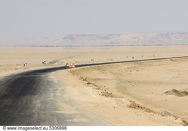 Wüstenstraße zwischen Oase Farafra und Oase Dakhla  Libysche Wüste  Ägypten  Afrika