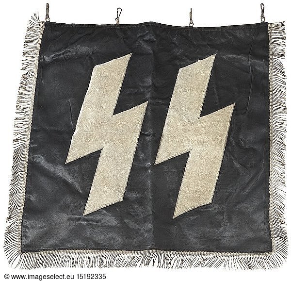 WAFFEN-SS  Fanfarentuch der Waffen-SS Schwarzes Seidentuch mit doppelseitig  aufgenÃ¤hten silbernen Runen aus versilberter Aluminiumtresse  seitlich umlaufende Silberfransen. MaÃŸe 50 x 50 cm.
