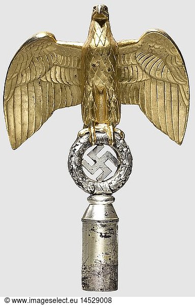 WAFFEN-SS  Standartenspitze M 35  der SS-Reiterstandarten. Hohl gearbeitet  in Form eines vergoldeten  sitzenden Adlers mit ausgebreiteten FlÃ¼geln  in den FÃ¤ngen ein versilberter Eichenlaubkranz mit eingesetztem  poliertem Hakenkreuz. Die versilberte (gedunkelt) TÃ¼lle mit rs. Aufnahme fÃ¼r die Querstange  signiert 'Gahr MÃ¼nchen 1935'. GesamthÃ¶he ca. 29 cm. Von allergrÃ¶ÃŸter Seltenheit