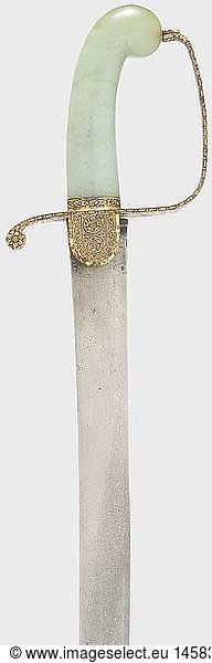 WAFFEN UND KUNSTHANDWERK INDISCHES REICH  Shamshir mit Jadegriff  Indien  19. Jhdt. GekrÃ¼mmte Wootzdamastklinge mit keilfÃ¶rmigem Querschnitt. Eisernes  goldtauschiertes BÃ¼gelgefÃ¤ÃŸ mit Parierlappen  der einteilige Griff aus grÃ¼ner Jade. Klinge minimal fleckig  Griff mit kleinem Chip. LÃ¤nge 90 cm. SchÃ¶nes Beispiel fÃ¼r die Verschmelzung europÃ¤ischer Formensprache mit nahÃ¶stlicher Handwerkstradition