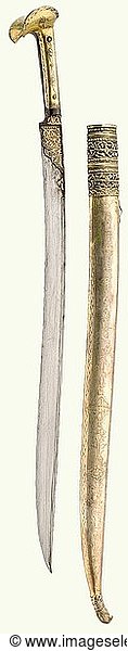 WAFFEN UND KUNSTHANDWERK OSMANISCHES REICH  Silbermontierter Yatagan  osmanisch um 1780. Typisch geschwungene Klinge mit geschnittenem  gegratetem RÃ¼cken. Griffzwinge mit goldtauschiertem Arabeskendekor. Griffschalen aus feuervergoldetem Silber mit fein nielliertem Dekor aus BlÃ¼ten und FÃ¼llhÃ¶rnern mit Blattfriesen. Vergoldete Silberscheide. Reliefiertes Mundblech mit durchbrochenem BlÃ¼tendekor (kleine Fehlstelle). Scheide mit aufwÃ¤ndig graviertem Dekor aus FÃ¼llhÃ¶rnern  BlÃ¼ten  TrophÃ¤enbÃ¼ndeln und Figuren zwischen Blattborten. Spitze mit Reparaturstelle. LÃ¤nge 78 cm.