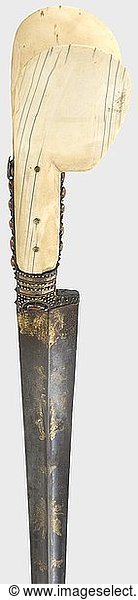 WAFFEN UND KUNSTHANDWERK OSMANISCHES REICH  Yatagan mit europÃ¤ischer Degenklinge  um 1830. Dreikantige  alt montierte Degenklinge mit beidseitig geÃ¤tztem und vergoldetem TrophÃ¤endekor. Silbervergoldete  filigran verzierte und mit geschnittenen Korallen besetzte Griff- und Klingenfassung. Vernietete  groÃŸe Griffschalen aus Elfenbein. Kurioser Yatagan. LÃ¤nge 66 cm