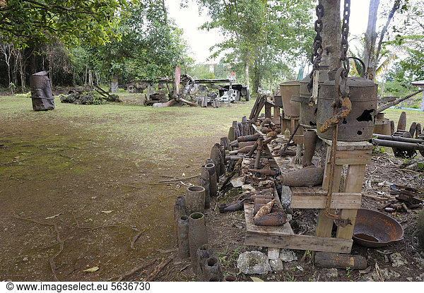 Waffen und Munition aus dem 2. Weltkrieg  Pazifikkrieg  mit Funden aus der Region  Biak-Krieg  Pazifischer Krieg  bei Kota Biak auf der Insel Biak in Irian Jaya  Westpapua  Indonesien  Südostasien  Asien