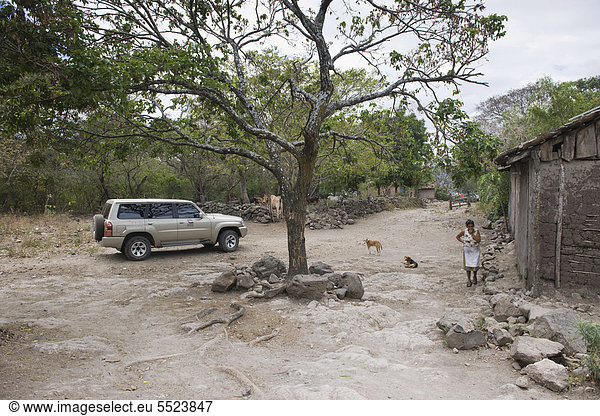 Wagen einer deutschen Entwicklungsorganisation in Terabona  nordöstliches Bergland  Nicaragua  Zentralamerika