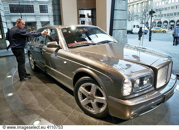Wagenwäsche - Bentley Arnage T im Automobilforum Lindencorso Berlin wird poliert