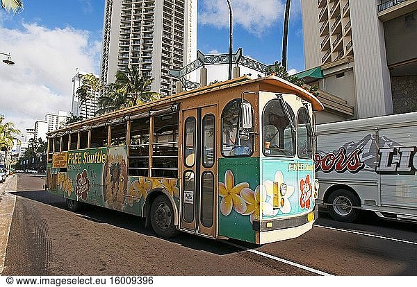 Waikiki Trolly  Touristenbus  der zwischen Waikiki und Honolulu verkehrt. O'ahu. Waikiki Trolley Trolley ist ein in Oahu ansässiges Verkehrsunternehmen  das auf vier verschiedenen Linien Besucher von Hawaii und einheimische Fahrgäste durch Waikiki  Honolulu und Ost-Oahu befördert. Das Unternehmen nahm seinen Betrieb am 19. April 1986 mit zwei Trolley-Wagen auf. [1] Heute unterhält das Unternehmen eine Flotte von mehr als 50 Wagen [2] von denen die meisten Nachbauten klassischer Cable Cars aus San Francisco mit authentischen Messing- und Holzverzierungen sind. Zur Flotte gehören auch Doppeldeckerbusse  die ausschließlich auf den roten und blauen Linien eingesetzt werden. Mehrtagestickets berechtigen zur unbegrenzten Fahrt auf allen vier Linien für vier oder sieben Tage. Einzelne Tageskarten berechtigen ebenfalls zur unbegrenzten Fahrt auf allen vier Linien. Für Erwachsene  Senioren  Kama?.aina (Einheimische) und Kinder gelten gesonderte Preise. Boarding-Pässe können in den meisten Hotels auf Oahu am Concierge- oder Activity-Schalter erworben werden. Sie können auch an speziellen Waikiki Trolley-Ständen in der T Galleria by DFS und im Royal Hawaiian Center erworben werden. An diesen Ständen werden Souvenirartikel mit Logo sowie Tickets für Sightseeing- und Shoppingtouren verkauft  die von E Noa Tours  dem Schwesterunternehmen des Waikiki Trolley  durchgeführt werden.