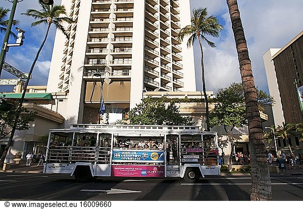 Waikiki Trolly  Touristenbus  der zwischen Waikiki und Honolulu verkehrt. O'ahu. Waikiki Trolley Trolley ist ein in Oahu ansässiges Verkehrsunternehmen  das auf vier verschiedenen Linien Besucher von Hawaii und einheimische Fahrgäste durch Waikiki  Honolulu und Ost-Oahu befördert. Das Unternehmen nahm seinen Betrieb am 19. April 1986 mit zwei Trolley-Wagen auf. [1] Heute unterhält das Unternehmen eine Flotte von mehr als 50 Wagen [2] von denen die meisten Nachbauten klassischer Cable Cars aus San Francisco mit authentischen Messing- und Holzverzierungen sind. Zur Flotte gehören auch Doppeldeckerbusse  die ausschließlich auf den roten und blauen Linien eingesetzt werden. Mehrtagestickets berechtigen zur unbegrenzten Fahrt auf allen vier Linien für vier oder sieben Tage. Einzelne Tageskarten berechtigen ebenfalls zur unbegrenzten Fahrt auf allen vier Linien. Für Erwachsene  Senioren  Kama?.aina (Einheimische) und Kinder gelten gesonderte Preise. Boarding-Pässe können in den meisten Hotels auf Oahu am Concierge- oder Activity-Schalter erworben werden. Sie können auch an speziellen Waikiki-Trolley-Ständen in der T Galleria by DFS und im Royal Hawaiian Center erworben werden. An diesen Ständen werden Souvenirartikel mit Logo sowie Tickets für Sightseeing- und Shoppingtouren verkauft  die von E Noa Tours  dem Schwesterunternehmen des Waikiki Trolley  durchgeführt werden.