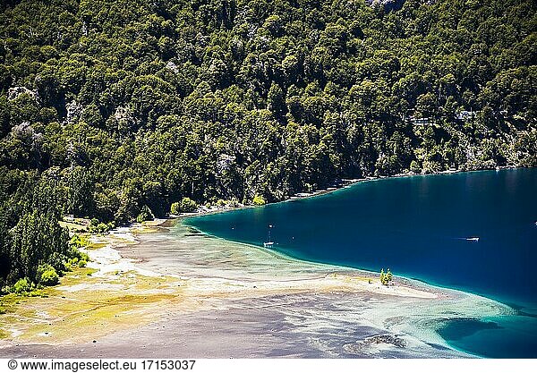 Wald und See bei San Carlos de Bariloche  Provinz Rio Negro  Patagonien  Argentinien