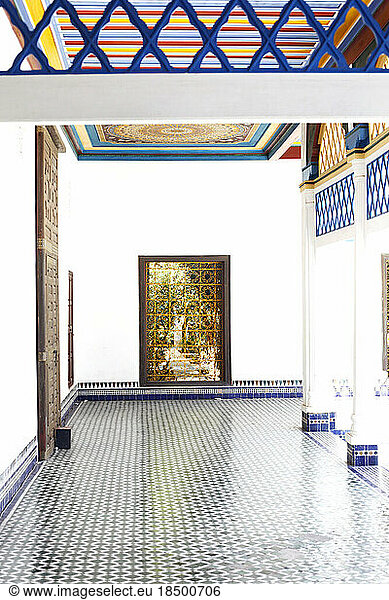 Walking inside the Bahia Palace