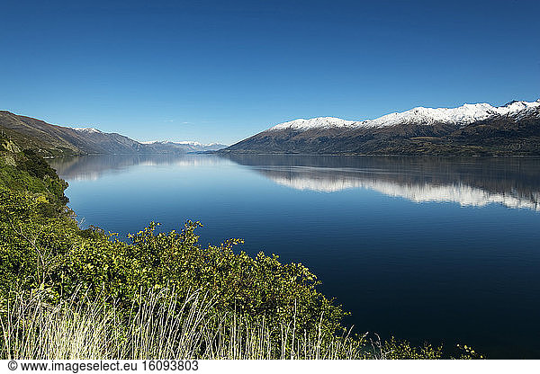 Wanaka lake  Otago  South Island  New Zealand