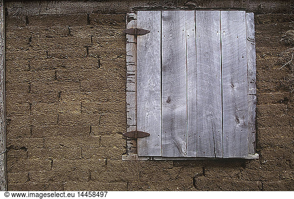 Wand eines traditionellen Torfbaus