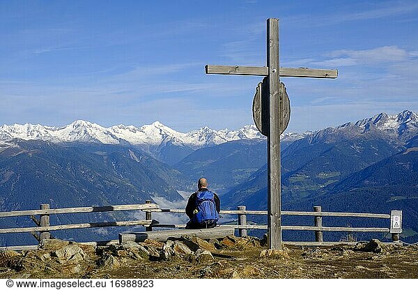Wanderer am Gipfelkreuz  Kronplatz  bei Bruneck  Pustertal  Südtirol  Italien  Europa