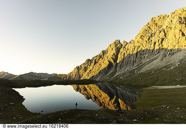 Wanderer am Kogelsee am Abend  Tirol  Österreich