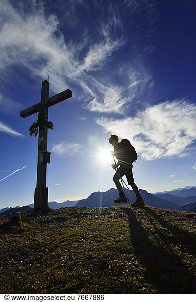 Wanderer auf dem Gipfel des Fellhorn  Reit im Winkl  Chiemgau  Oberbayern  Bayern  Deutschland  Europa