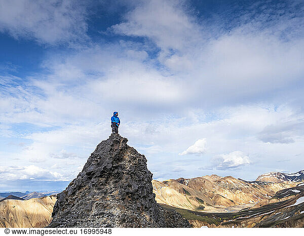 Wanderer auf dem Gipfel eines vulkanischen Hügels in Landmannalaugar