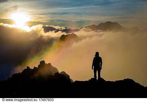Wanderer auf dem Gipfel  Sonnenaufgang  Wolken  Regenbogen  Gipfel  ?winica Gipfel  Tatra-Gebirge  Polen  Europa