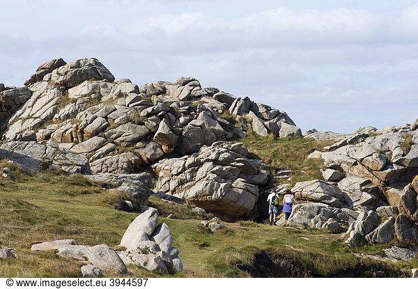 Wanderer auf dem GR 34 bei Le Diben Finistere Bretagne Frankreich Europa