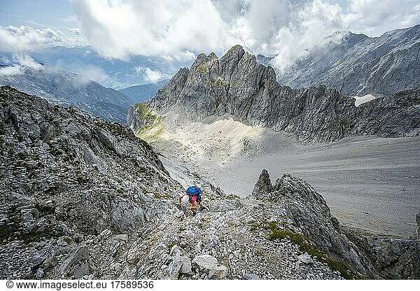 Wanderer auf dem Wanderweg zur Lamsenspitze  Bergkessel und dramatische Wolken  Karwendelgebirge  Tirol  Österreich  Europa