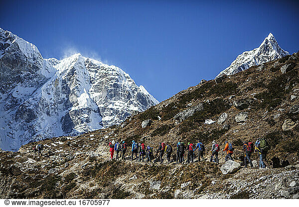 Wanderer auf dem Weg zum Everest Base Camp in Nepal.