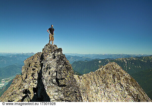 Wanderer auf einem Berggipfel stehend  Chilliwack  B.C. Kanada.