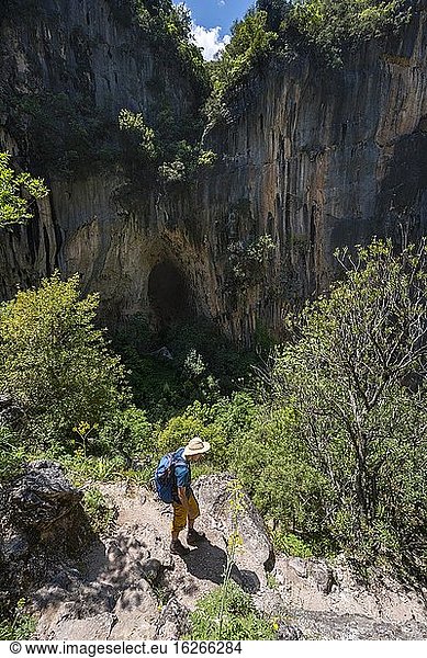 Wanderer auf Wanderweg in der Schlucht  Felswände der Garganta Verde  Sierra de Cádiz  Provinz Cádiz  Spanien  Europa