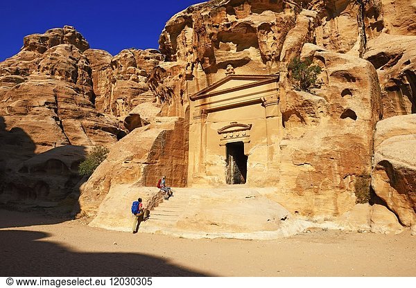 Wanderer bei der Felsenkirche in Little Petra  Jordanien  Asien