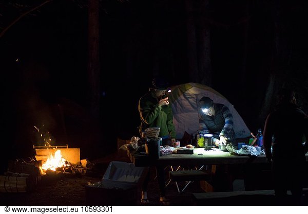 Wanderer bei der Zubereitung des Abendessens im Camp