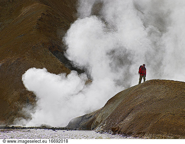 Wanderer bei einem geothermischen Schlot