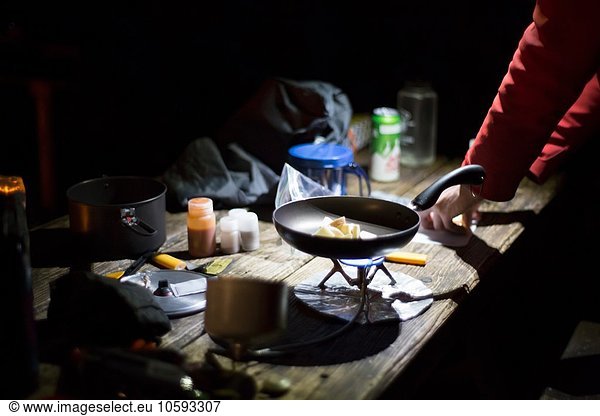 Wanderer beim Abendessen im Camp