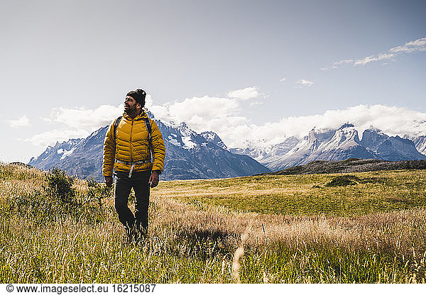 Wanderer beim Erkunden des Torres Del Paine Nationalparks in Patagonien  Südamerika