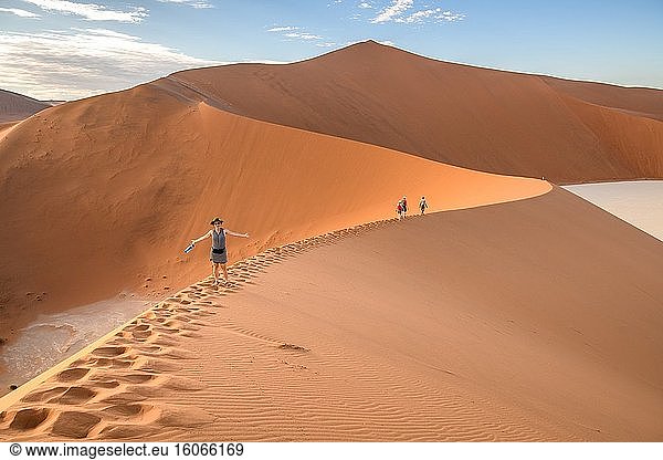 Wanderer beim Wandern auf den Sanddünen im Sossusvlei   Namib-Naukluft-Nationalpark   Namibia.