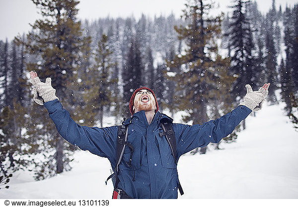 Wanderer betrachtet Schnee