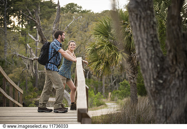 Wanderer die die Natur genießen Skidaway Island State Park Savanne Georgia USA