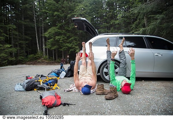 Wanderer  die sich neben dem Fahrzeug im Wald  Lake Blanco  Washington  USA  ausbreiten.