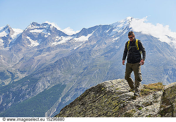 Wanderer geniessen den Spaziergang  Saas-Fee  Wallis  Schweiz