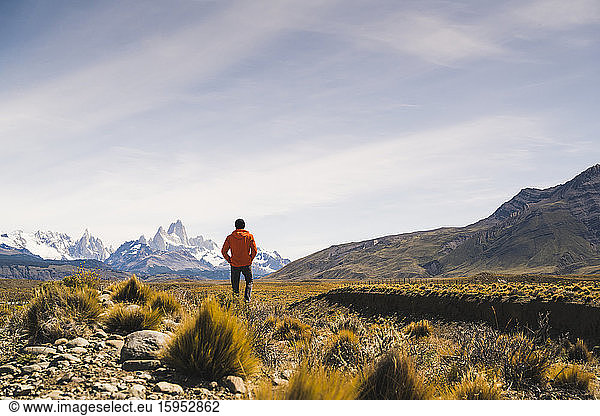 Wanderer in abgelegener Landschaft in Patagonien  Argentinien