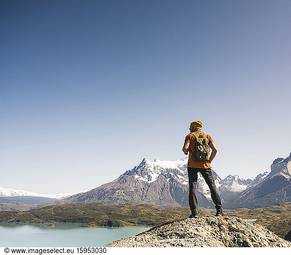 Wanderer in der Berglandschaft am Lago Pehoe im Torres del Paine Nationalpark Patagonien Chile