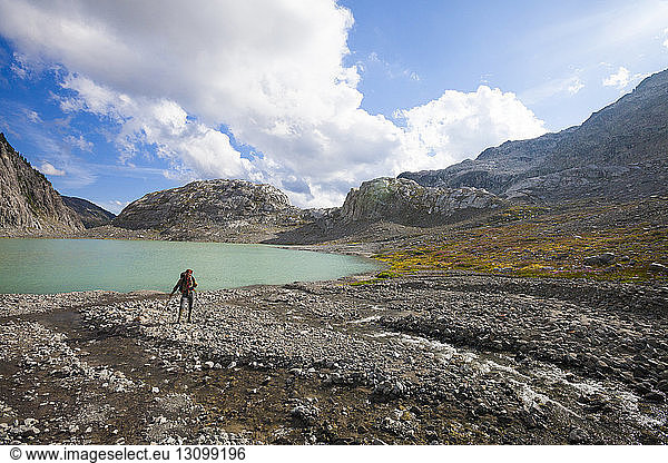 Wanderer in voller Länge am Seeufer des Garibaldi-Provinzparks gegen den Himmel stehend